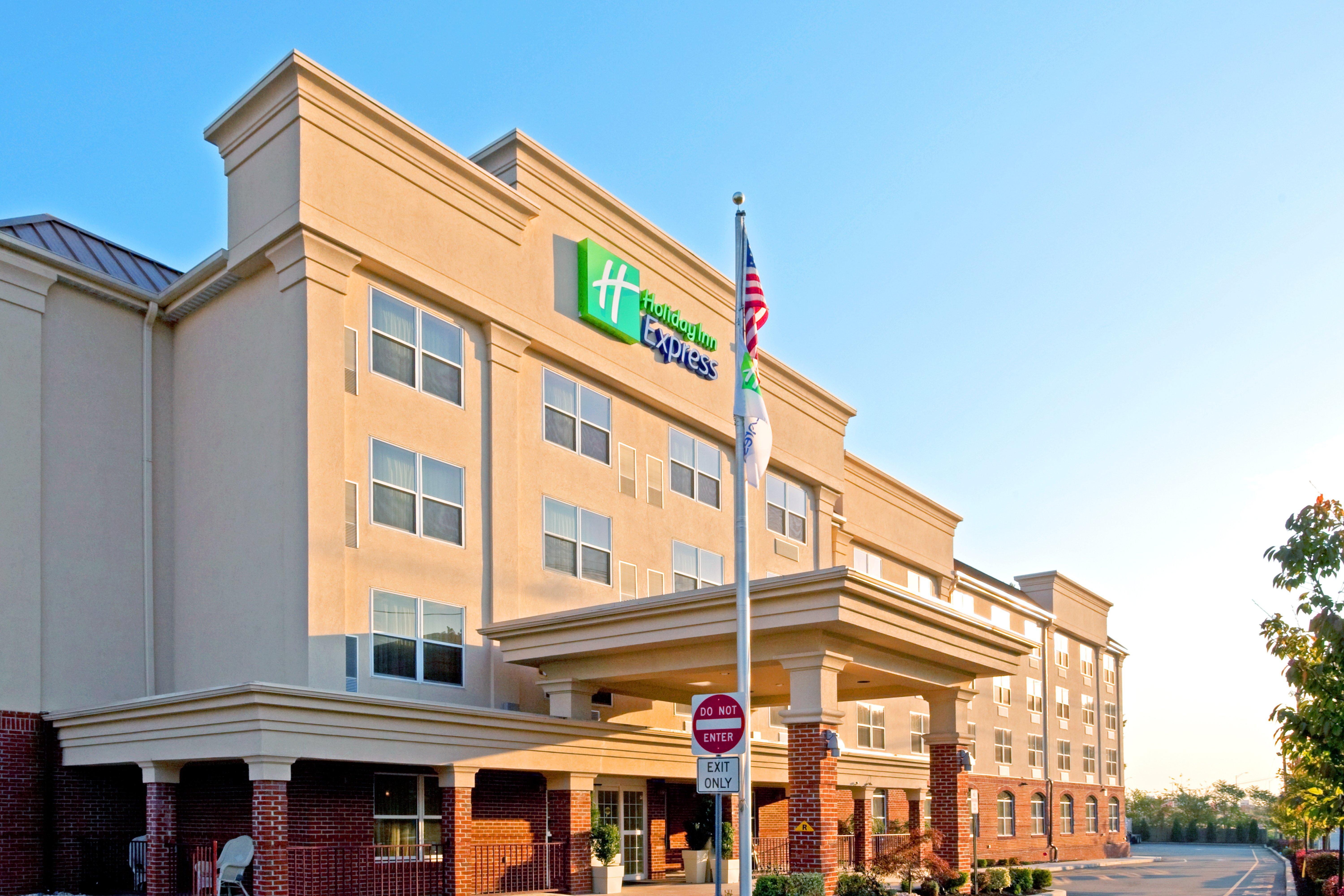 Holiday Inn Express Woodbridge By Ihg Авенел Екстер'єр фото