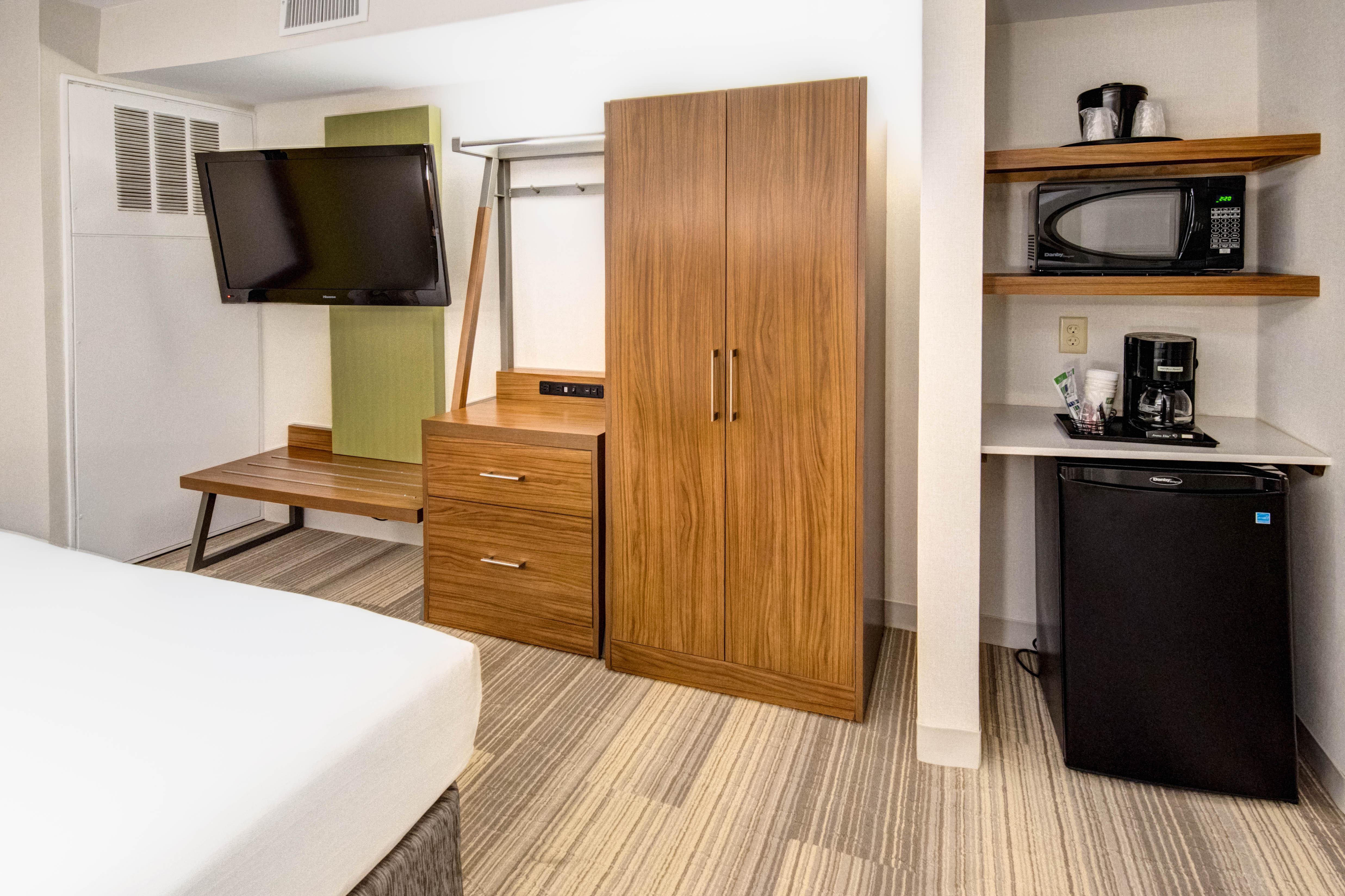 Holiday Inn Express Woodbridge By Ihg Авенел Екстер'єр фото