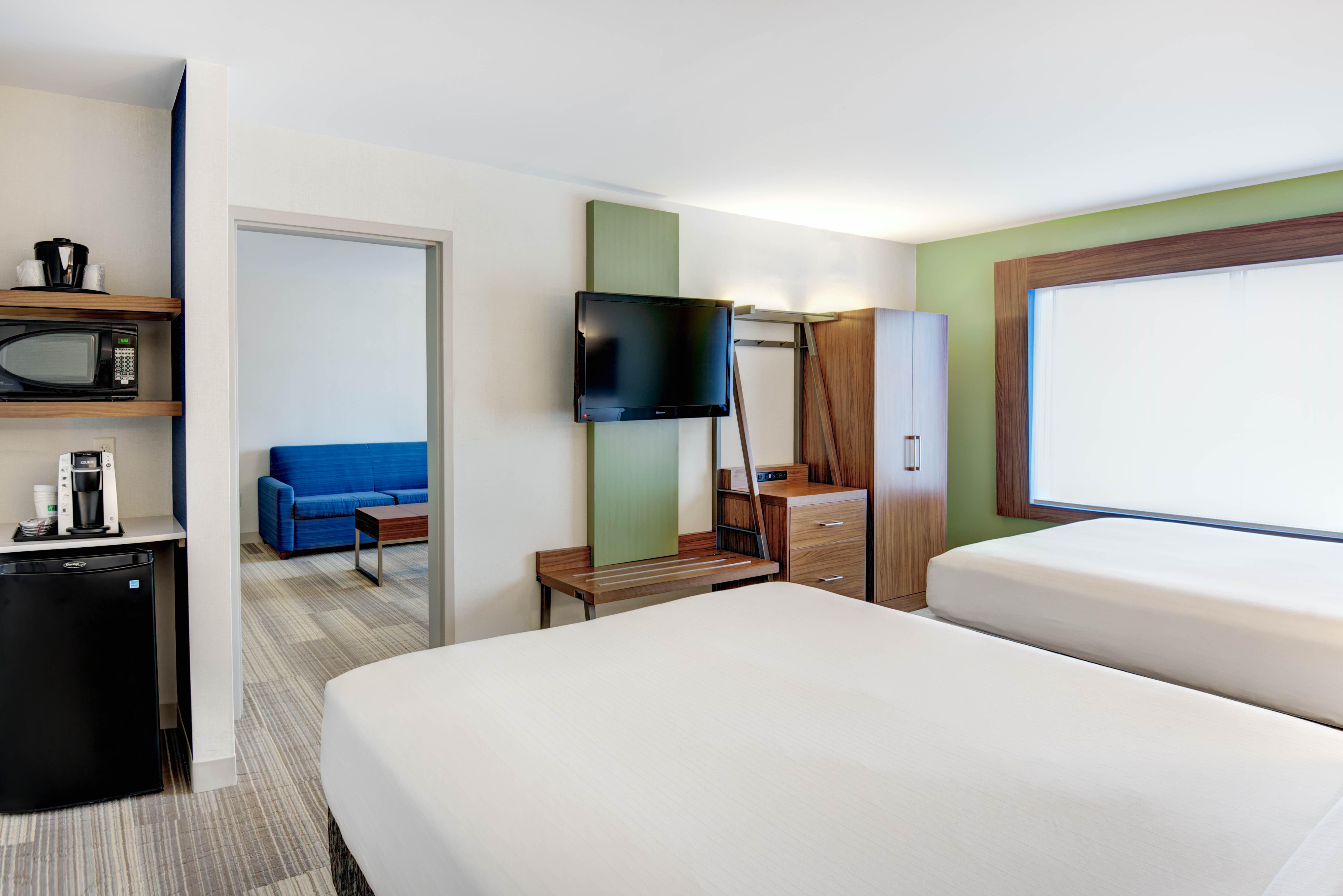 Holiday Inn Express Woodbridge By Ihg Авенел Екстер'єр фото