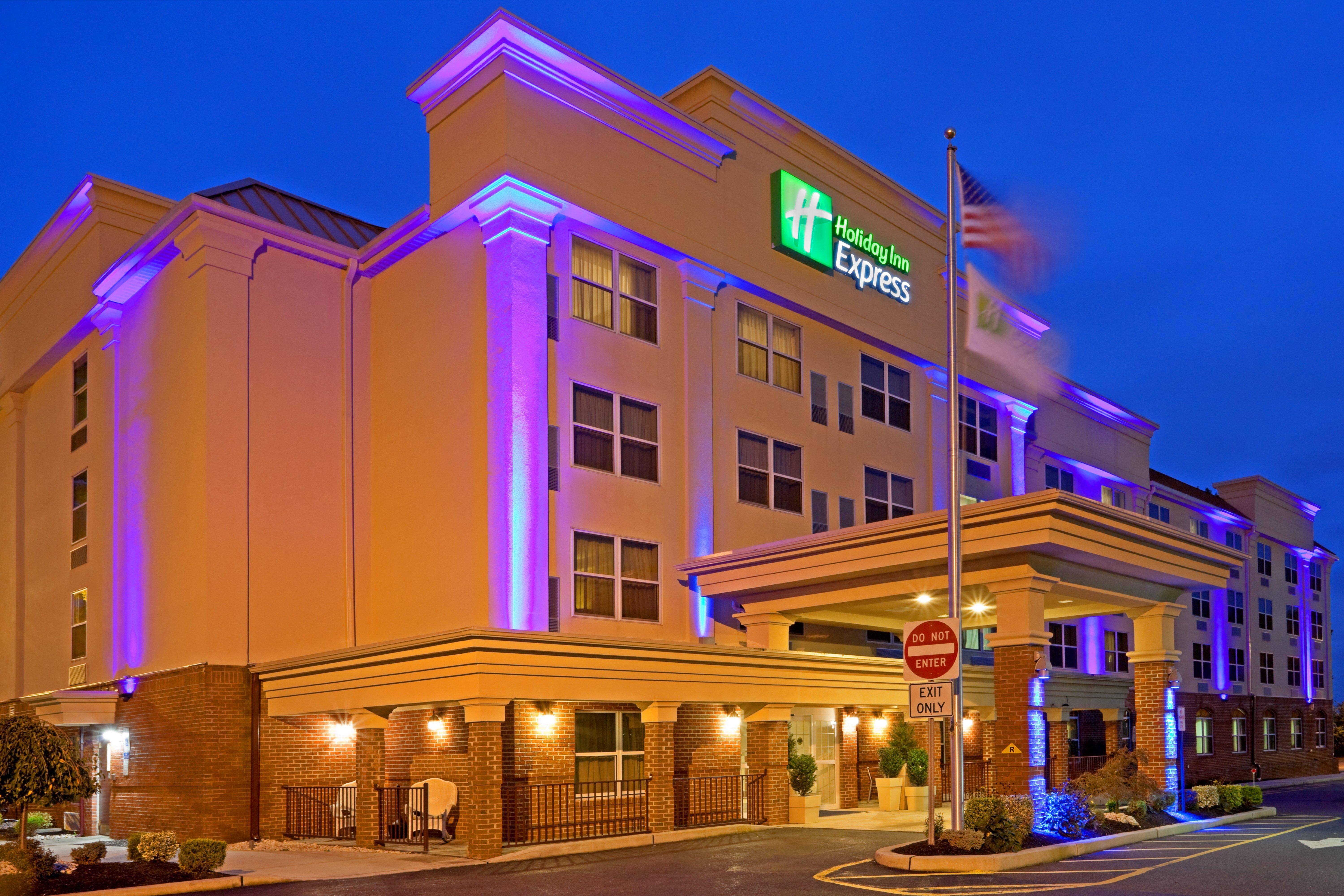 Holiday Inn Express Woodbridge By Ihg Авенел Екстер'єр фото