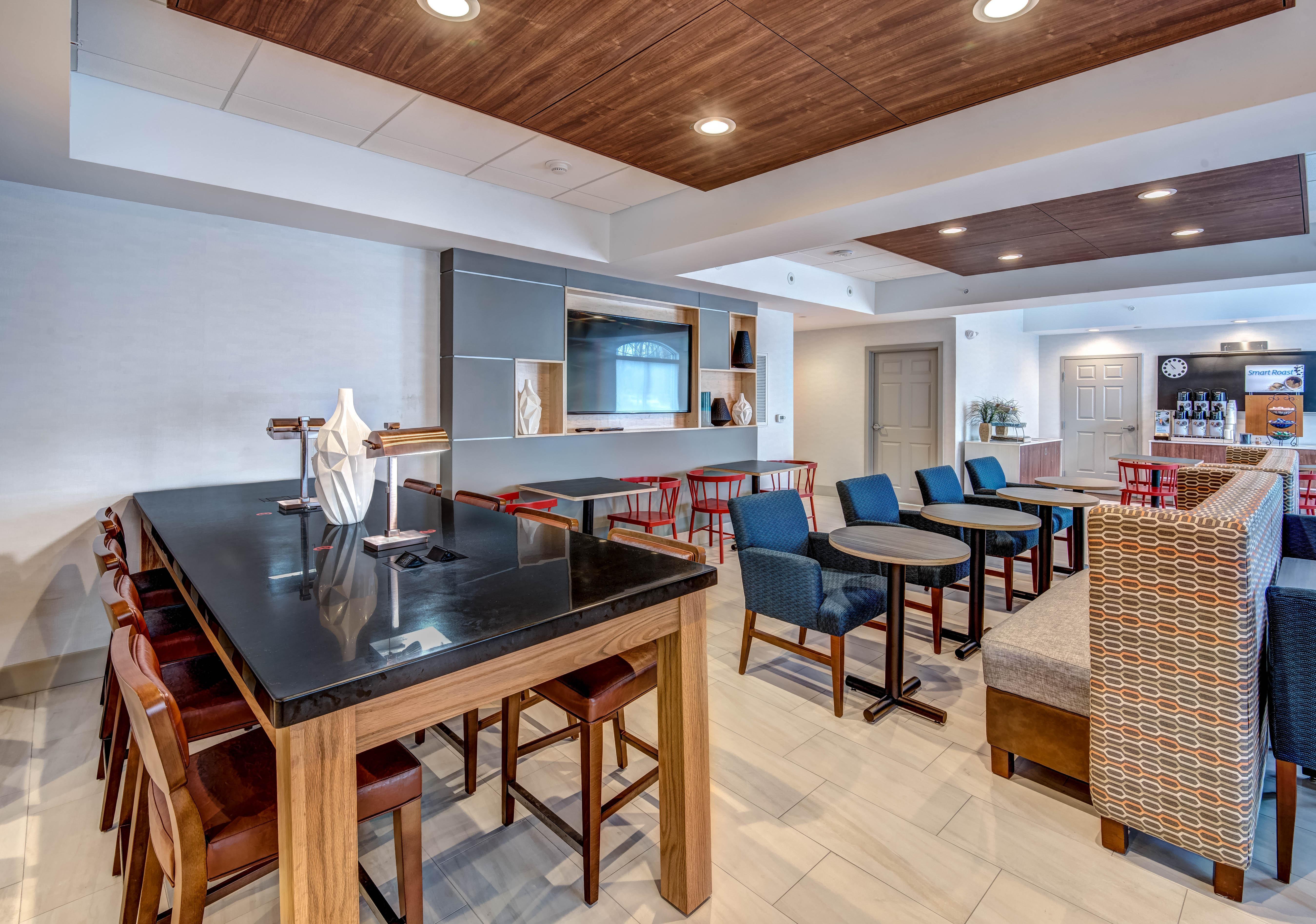 Holiday Inn Express Woodbridge By Ihg Авенел Екстер'єр фото