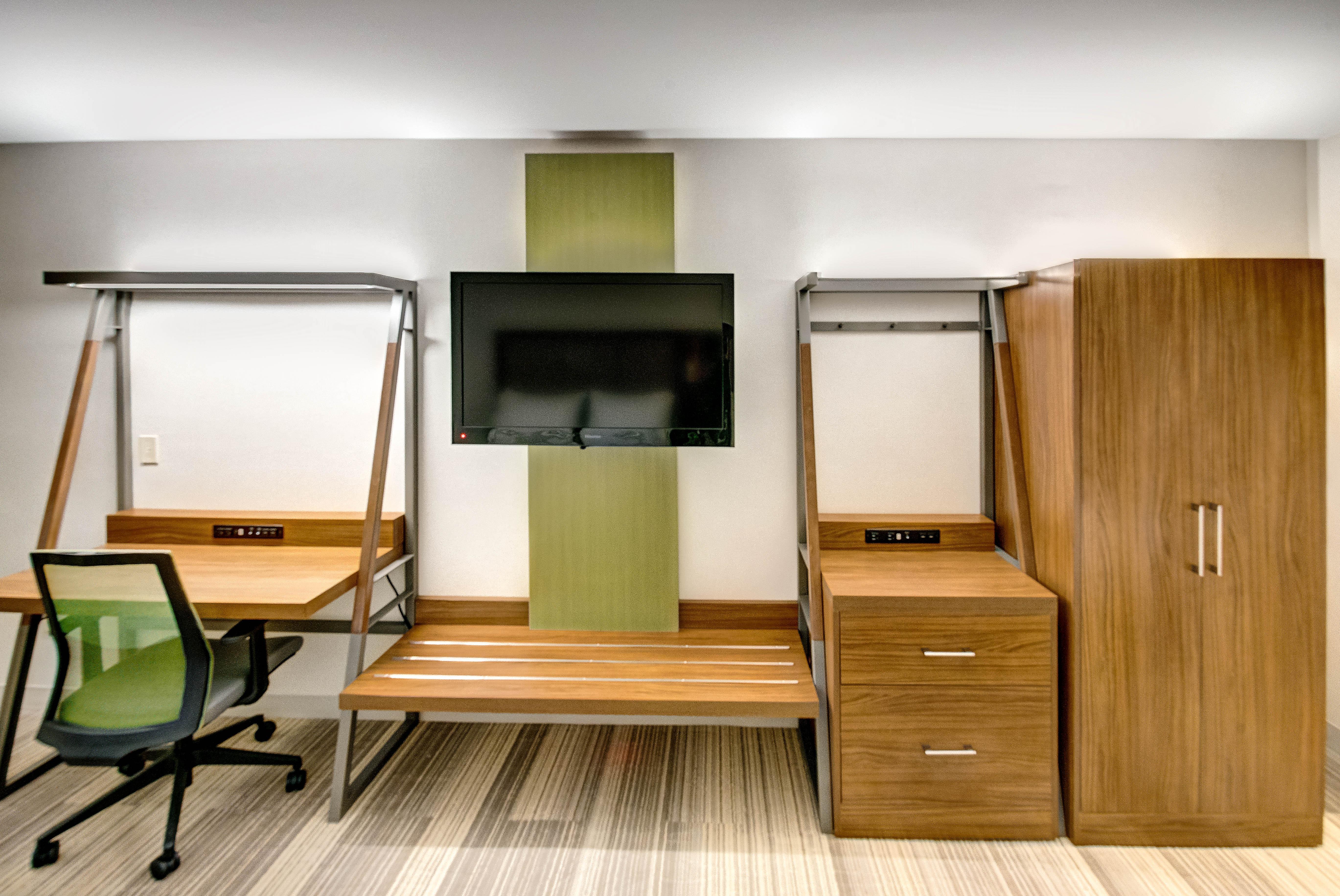 Holiday Inn Express Woodbridge By Ihg Авенел Екстер'єр фото