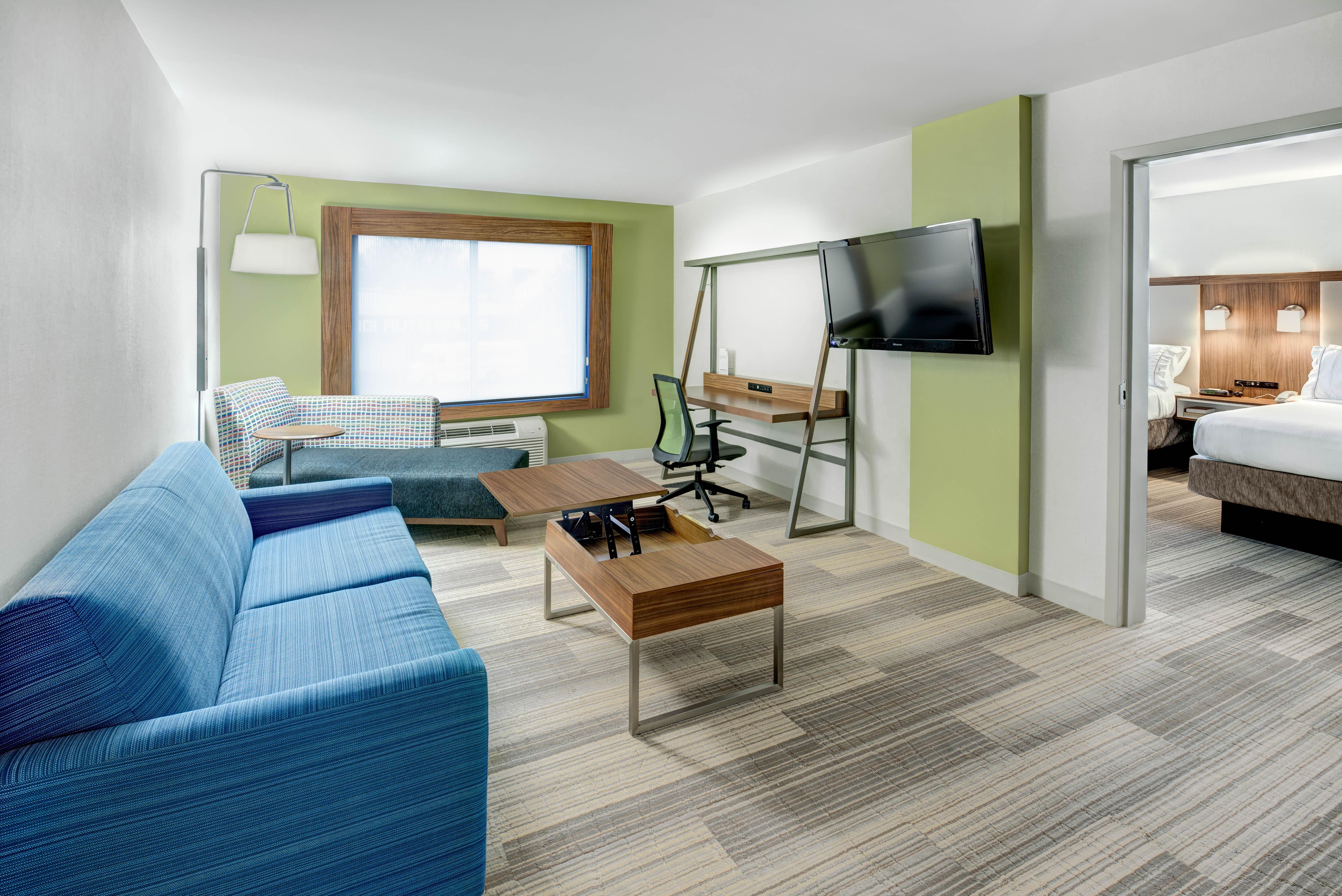 Holiday Inn Express Woodbridge By Ihg Авенел Екстер'єр фото