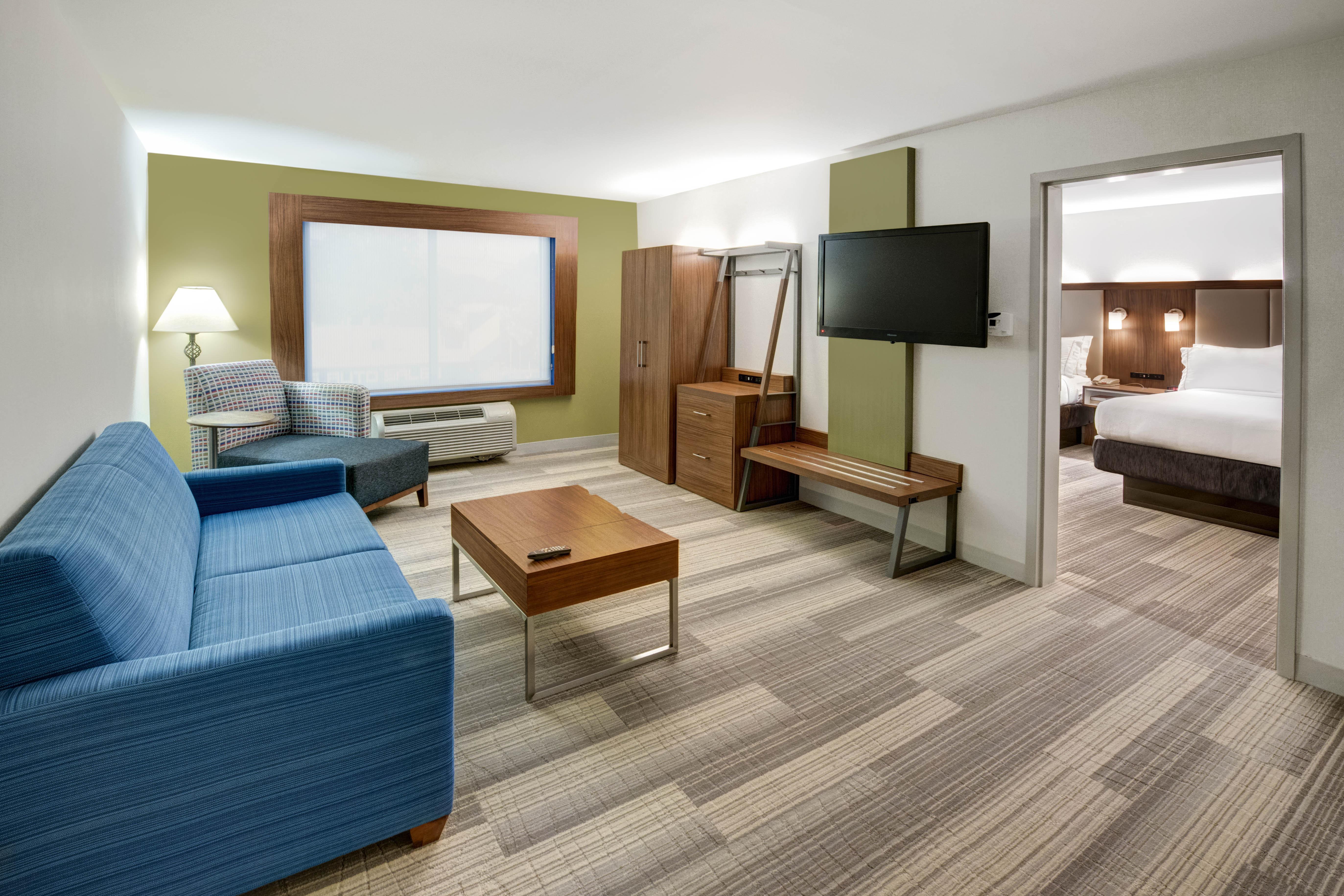 Holiday Inn Express Woodbridge By Ihg Авенел Екстер'єр фото