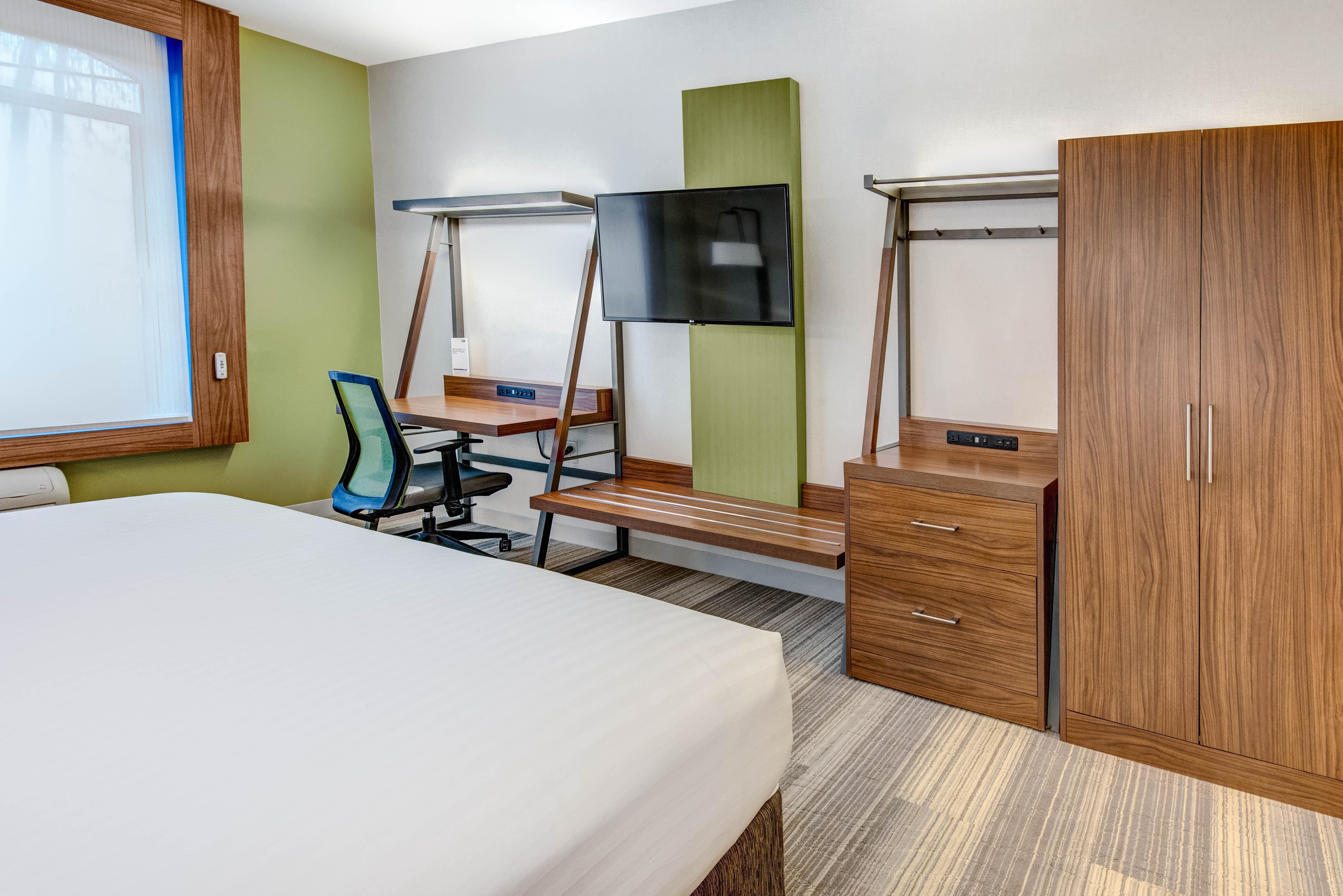 Holiday Inn Express Woodbridge By Ihg Авенел Екстер'єр фото