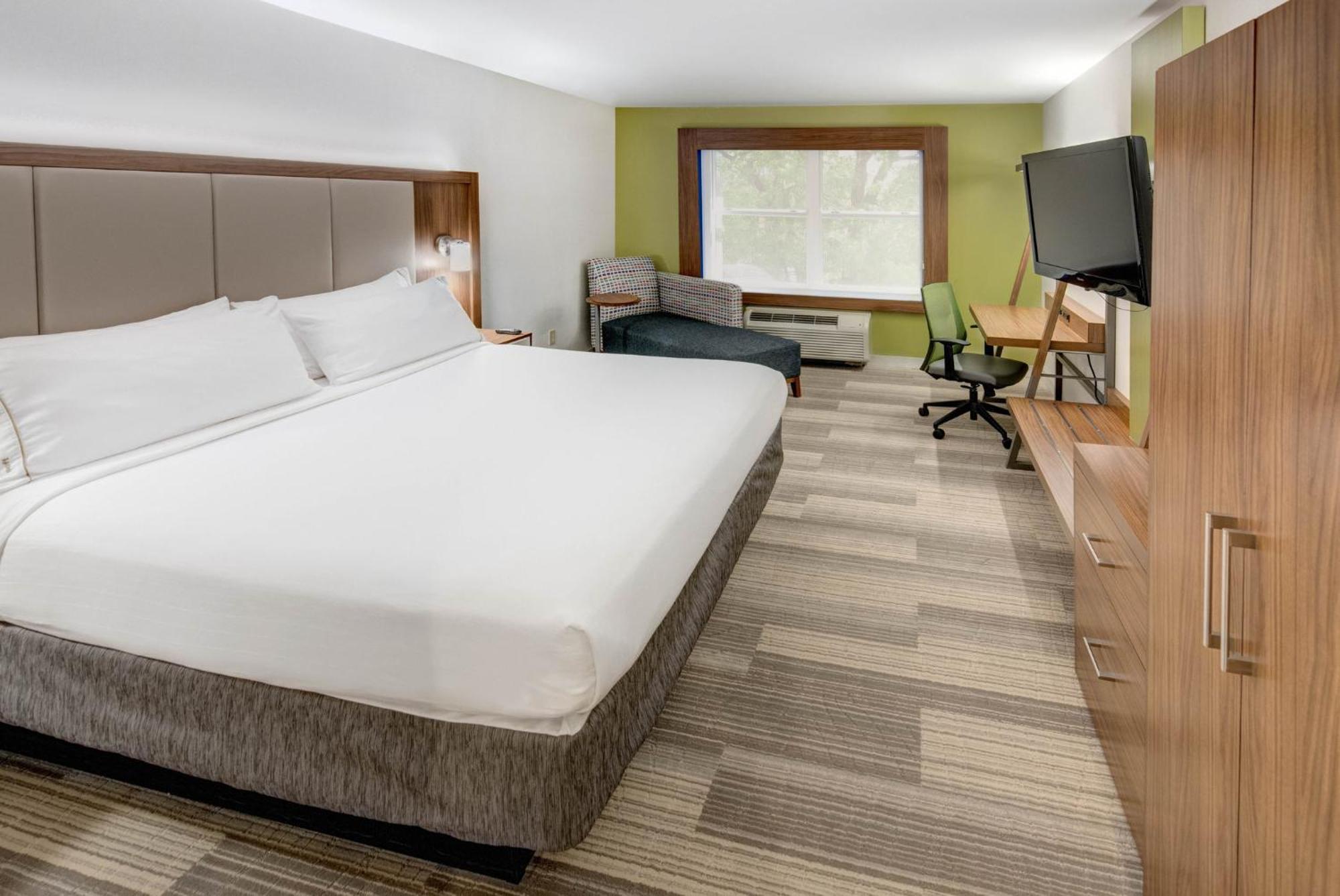 Holiday Inn Express Woodbridge By Ihg Авенел Екстер'єр фото