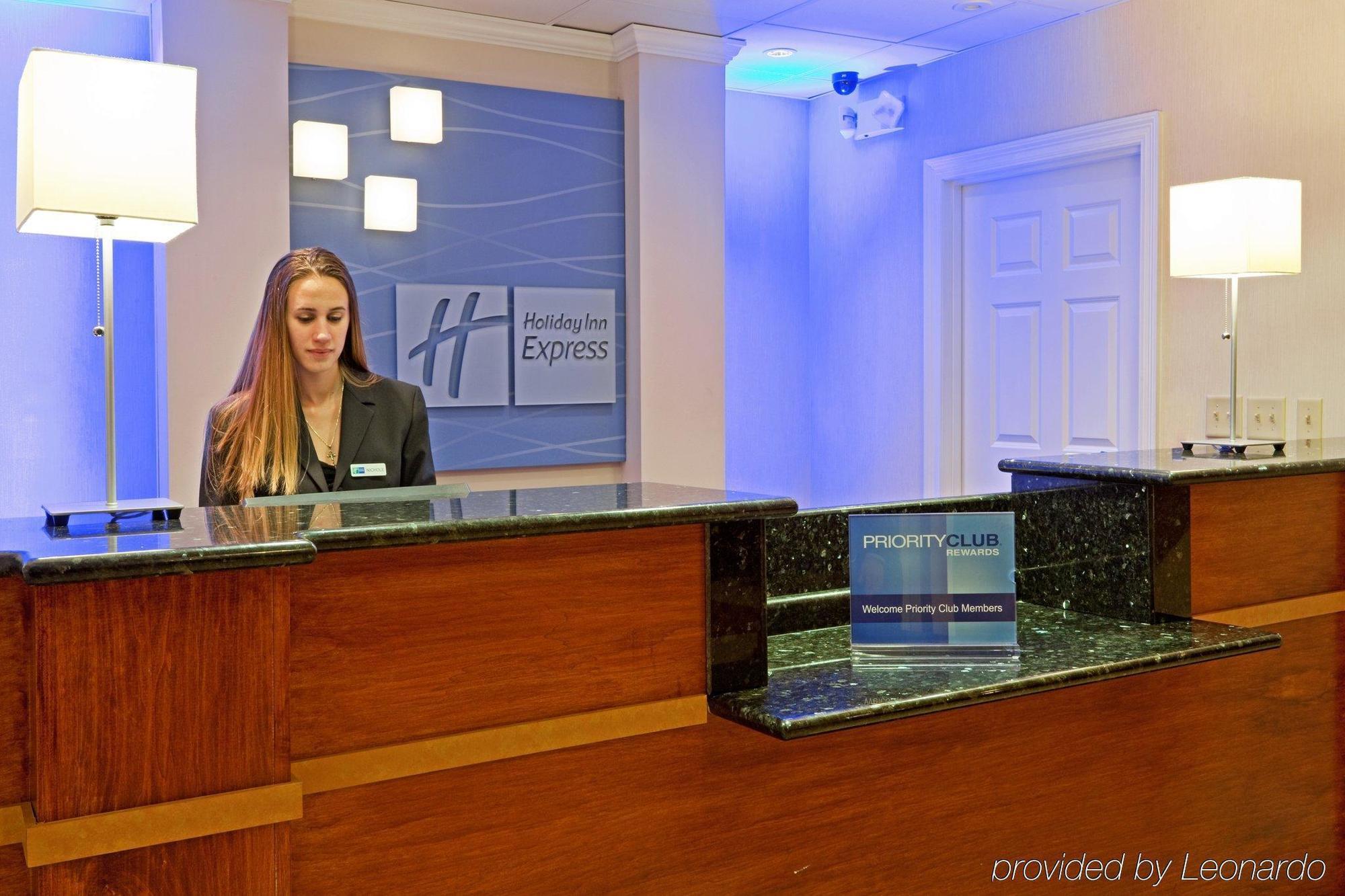 Holiday Inn Express Woodbridge By Ihg Авенел Інтер'єр фото