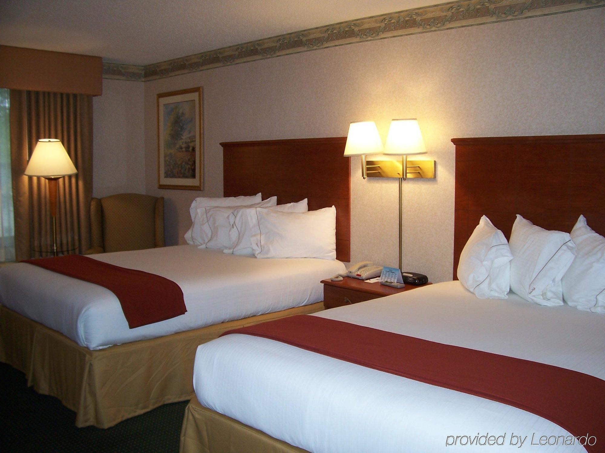 Holiday Inn Express Woodbridge By Ihg Авенел Номер фото