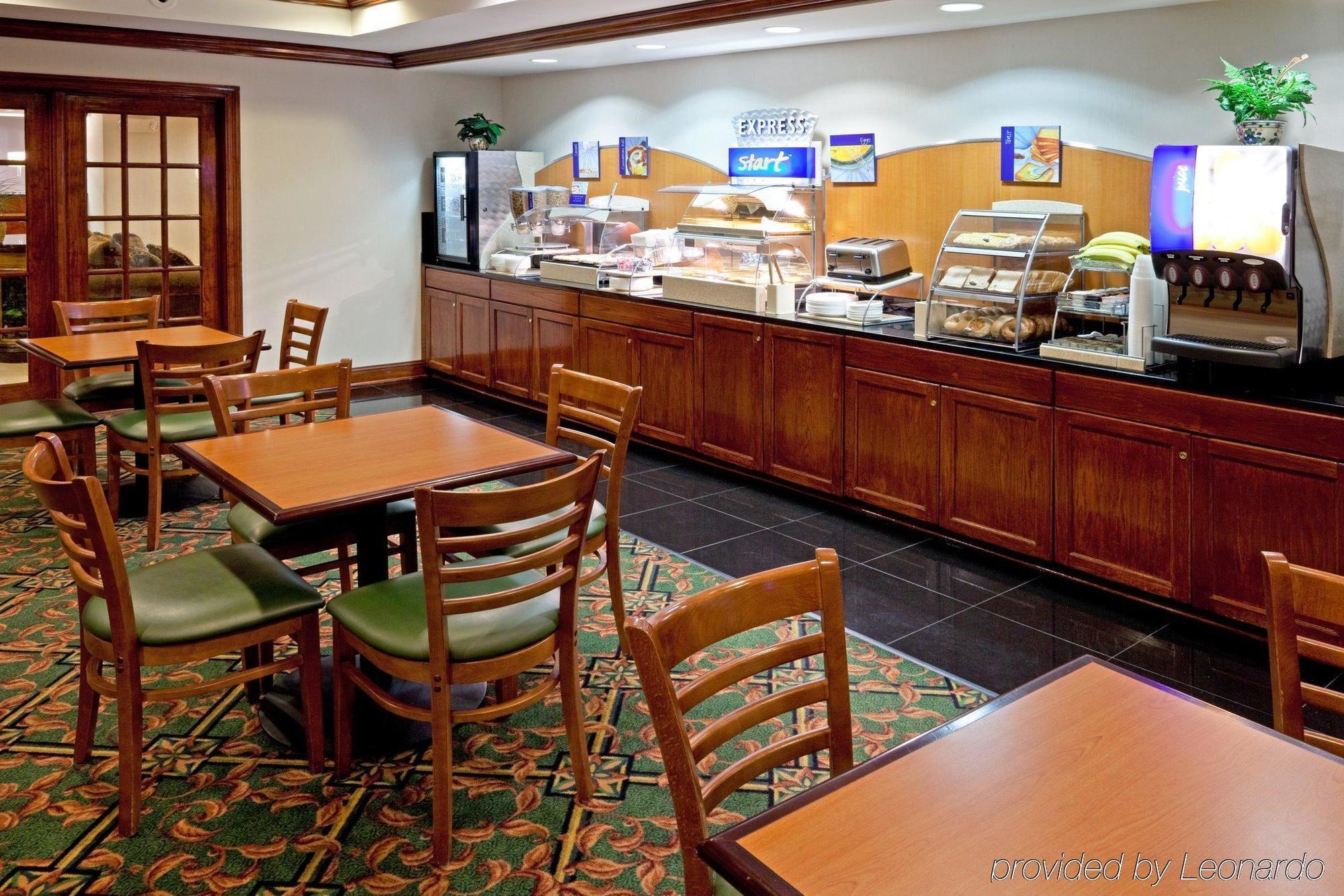 Holiday Inn Express Woodbridge By Ihg Авенел Ресторан фото