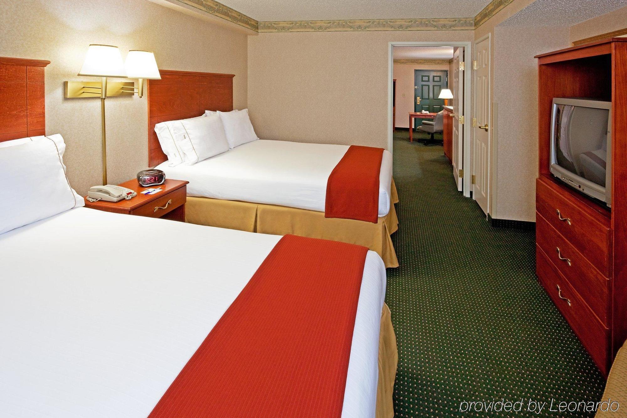 Holiday Inn Express Woodbridge By Ihg Авенел Екстер'єр фото
