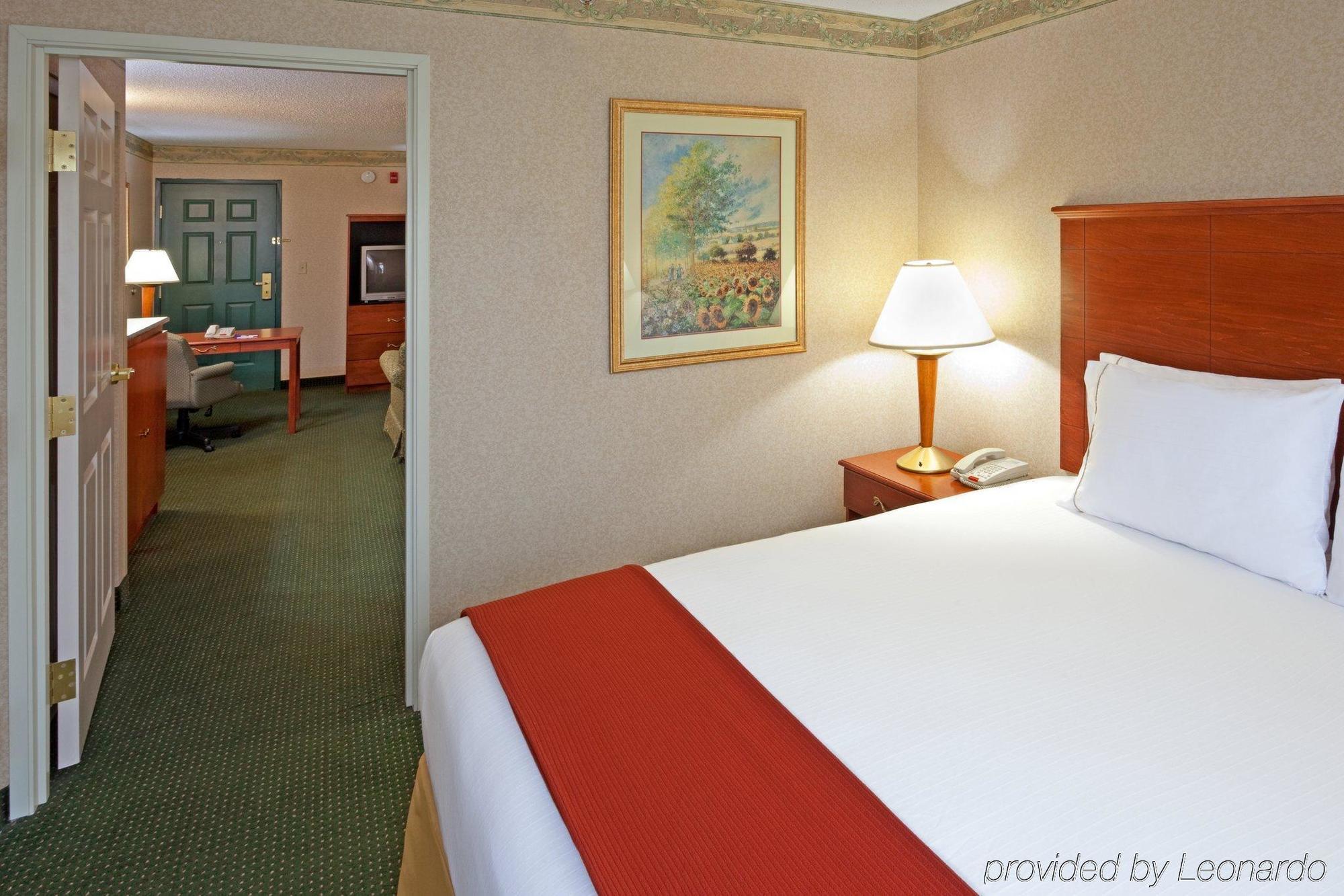 Holiday Inn Express Woodbridge By Ihg Авенел Екстер'єр фото
