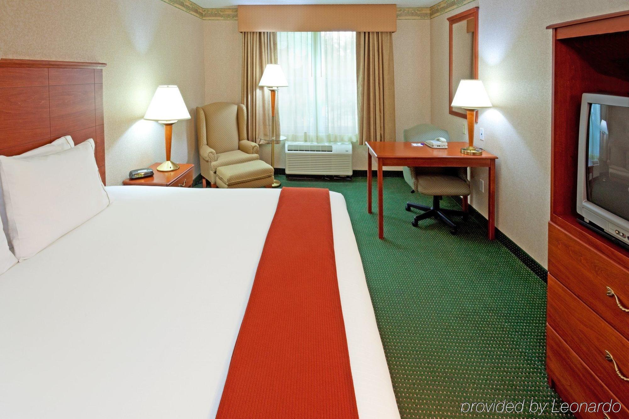 Holiday Inn Express Woodbridge By Ihg Авенел Екстер'єр фото